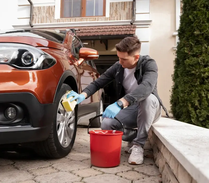 Lavage auto à domicile Saint-Georges-d'Espéranche : professionnel intervenant sur un véhicule